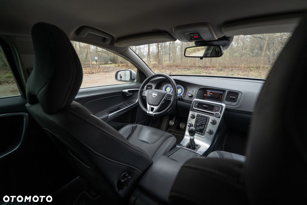 Volvo V60 D3 R-Design - 13