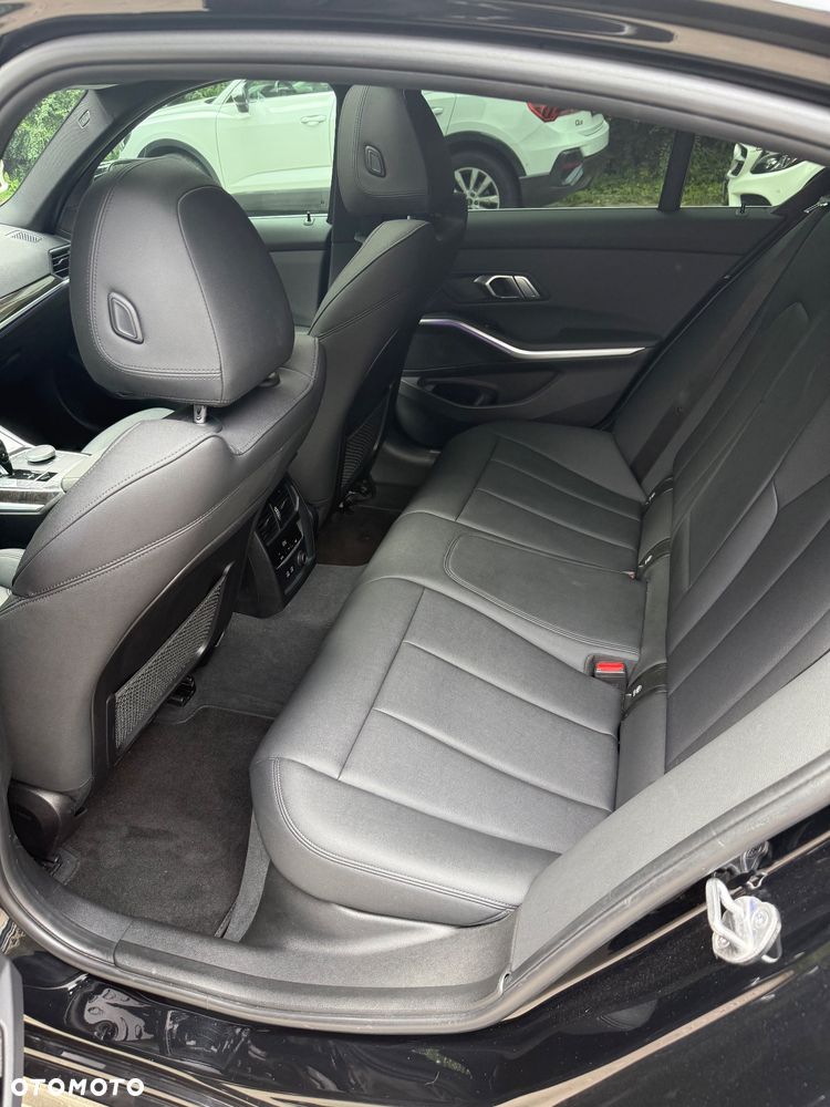 BMW Seria 3 330i Sport Line - 11