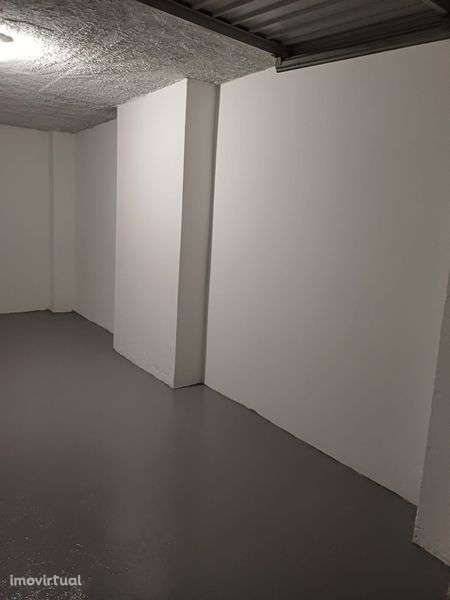 Aluga-se garagem renovada nas colinas de S. Francisco Xavier - Grande imagem: 4/5