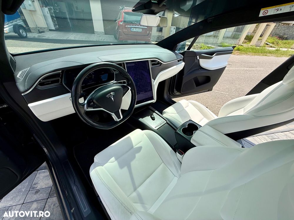 Tesla Model X - 10