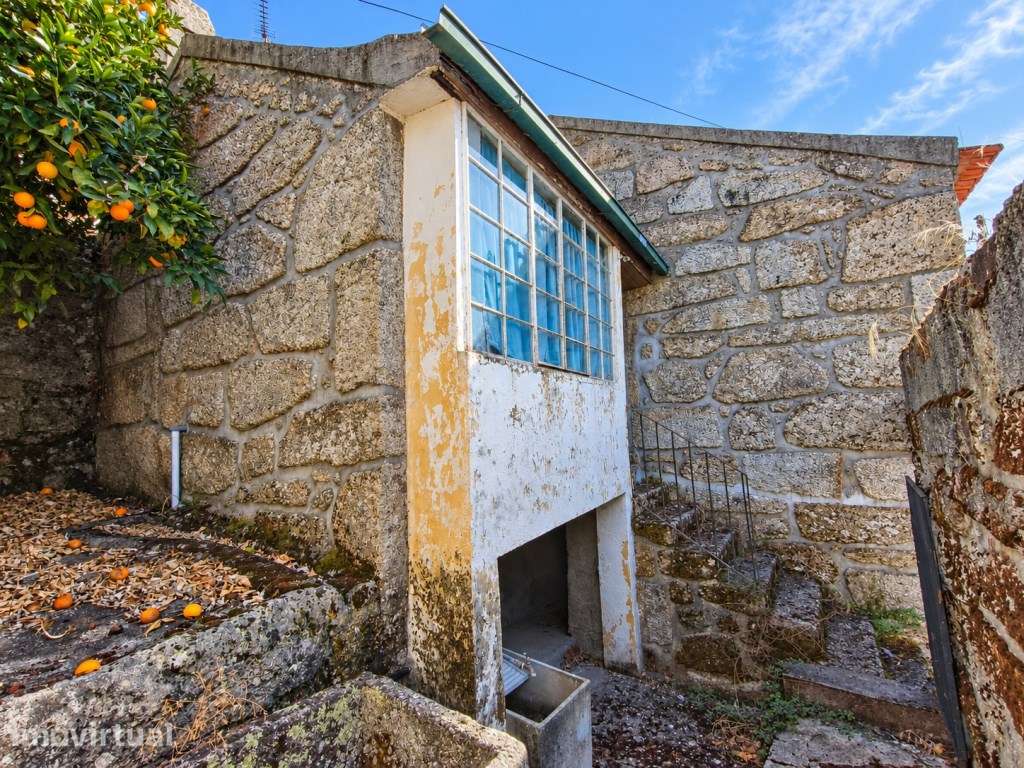 Moradia em granito com espaços para reinventar e muito potencial pa... - Grande imagem: 3/24