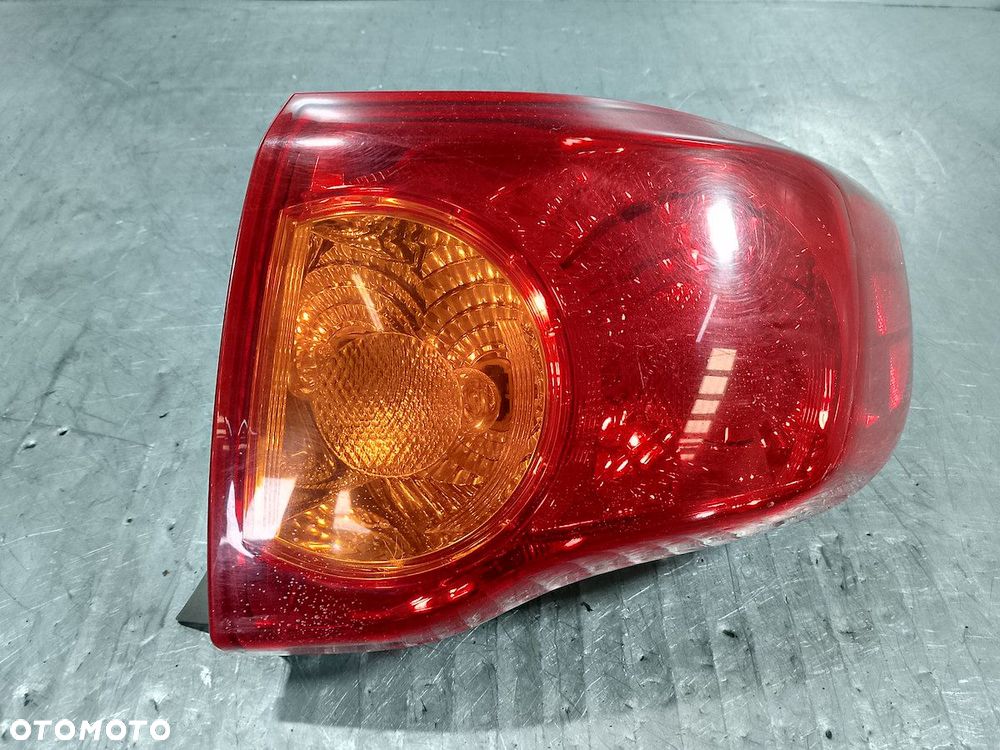 LAMPA TYLNA PRAWA TOYOTA COROLLA E15 SEDAN - 1