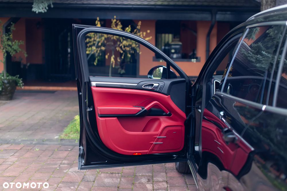 Porsche Cayenne Turbo S - 10