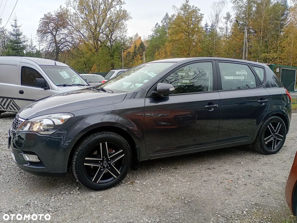 Kia Ceed - 11