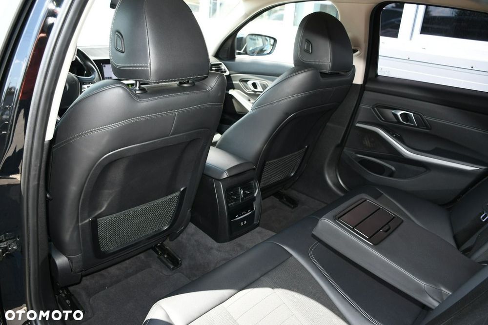 BMW Seria 3 320d mHEV - 31