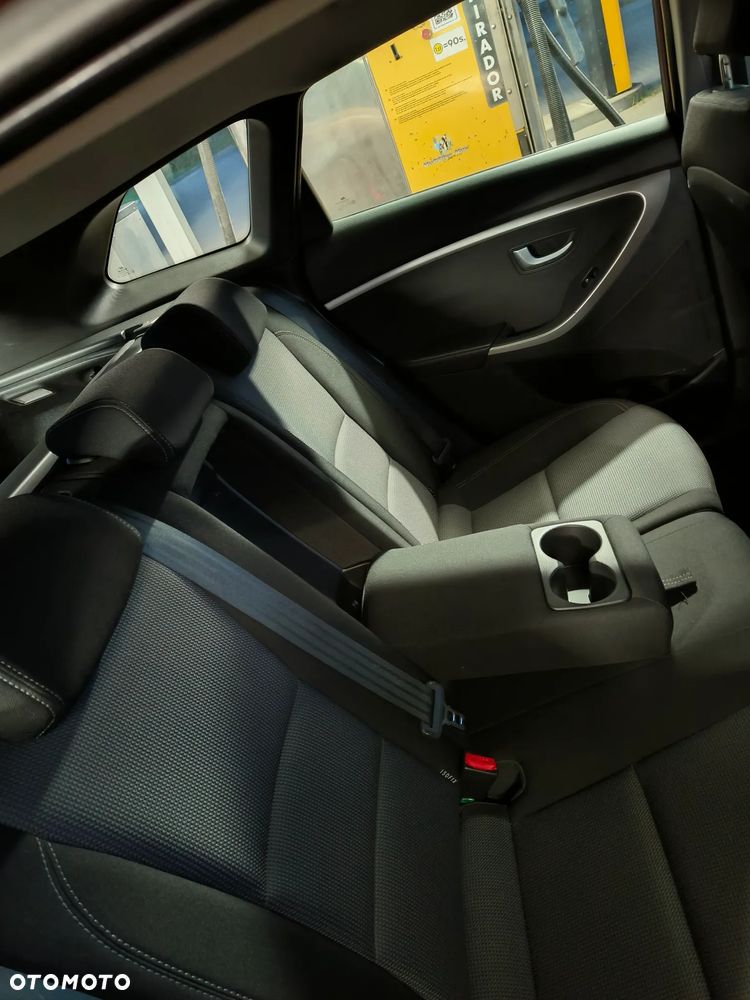 Hyundai i30 blue Kombi 1.6 CRDi Classic - 11