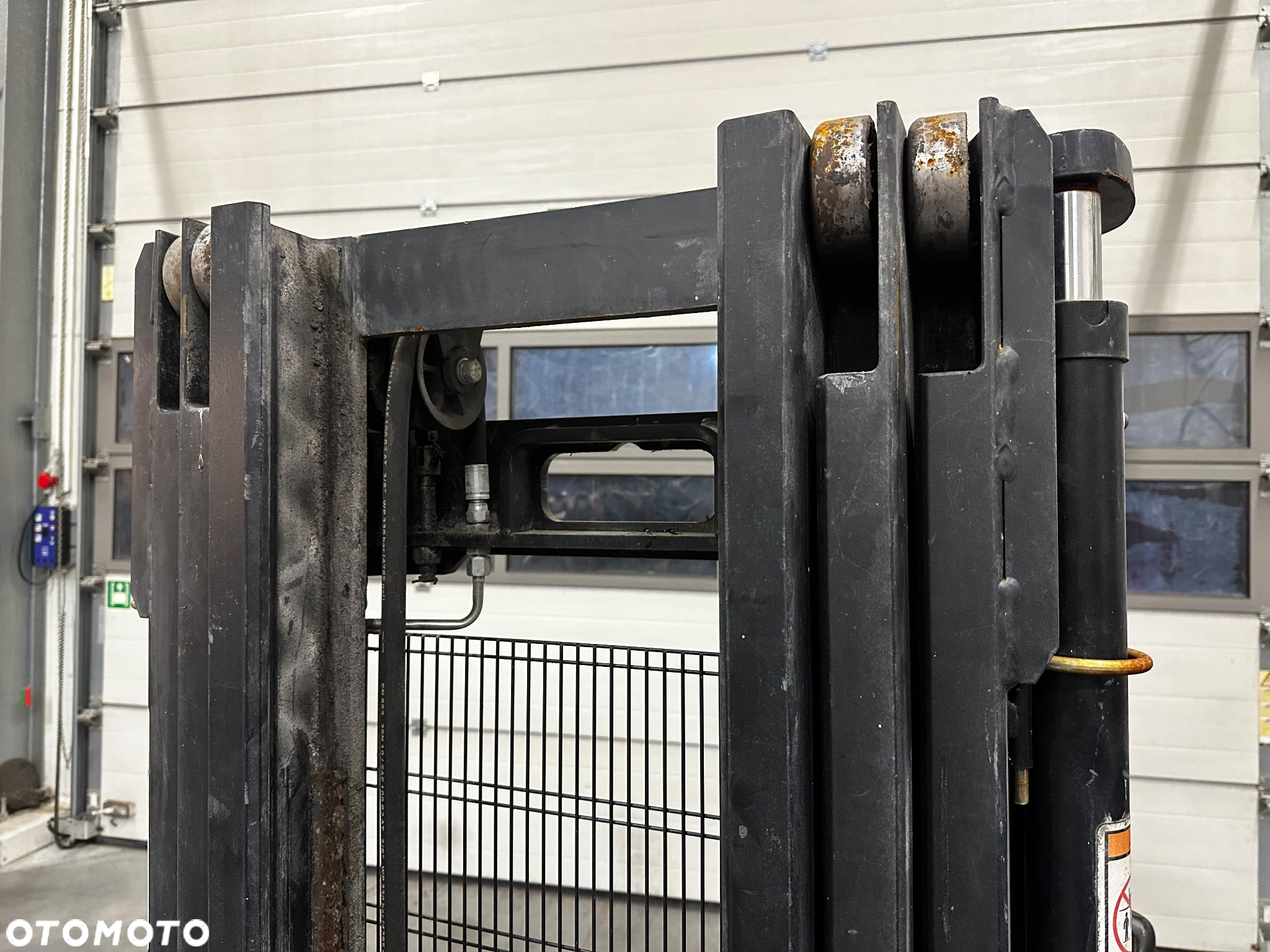 Yale MS16 elektryczny wózek ręczny Paleciak Triplex 4,3M / 1,4T - 9
