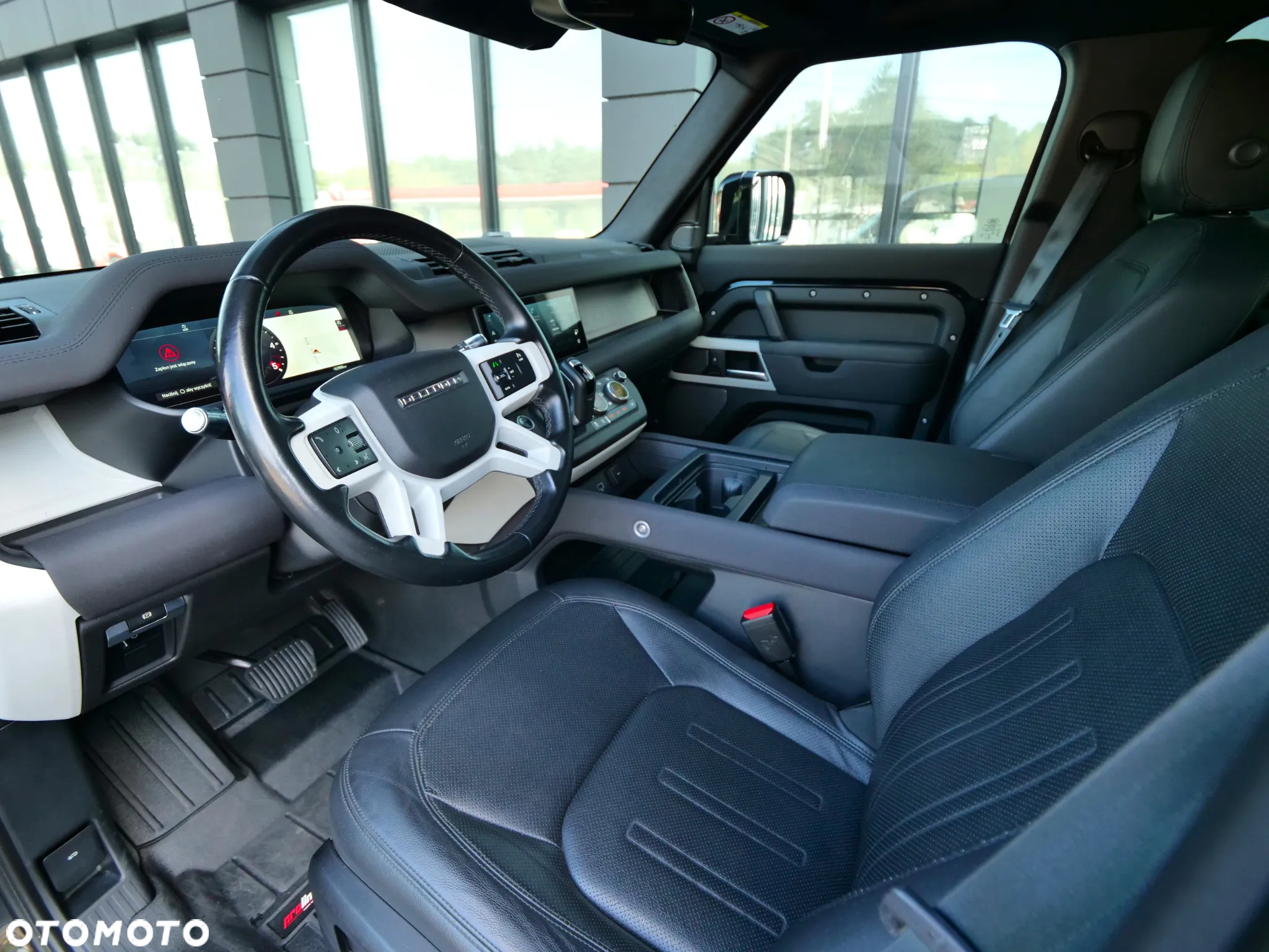 Land Rover Defender - 25