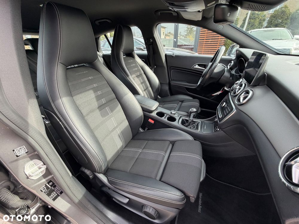 Mercedes-Benz CLA 180 Urban - 36