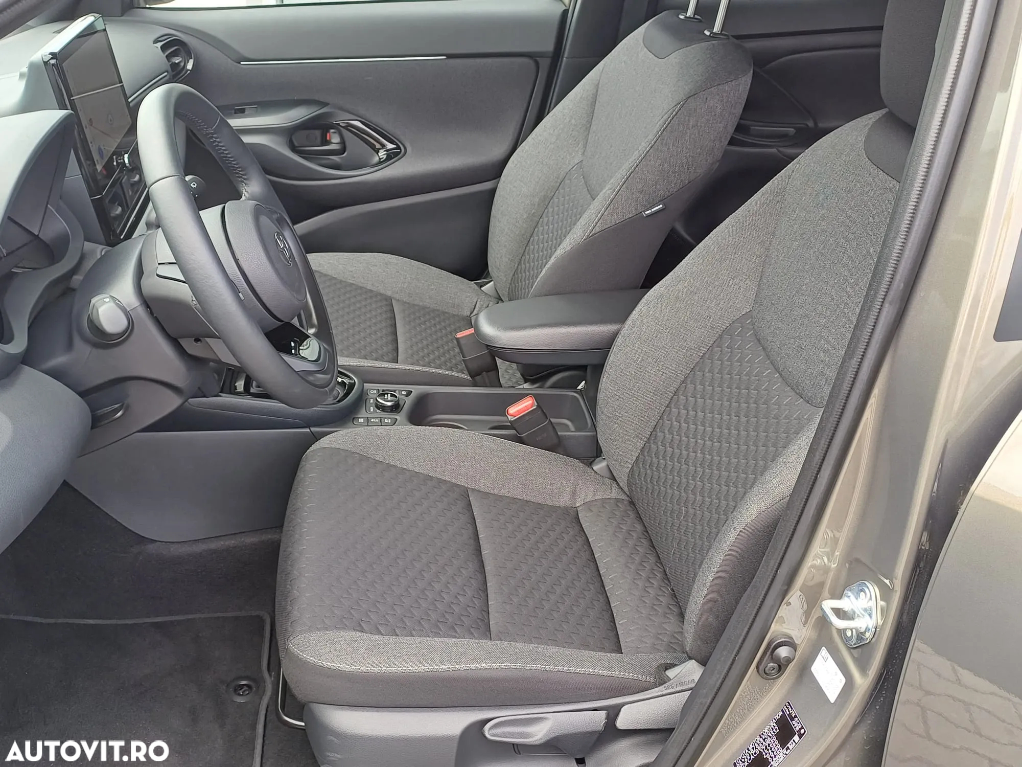 Toyota Yaris Cross 1.5 VVT-i HSD 4x4 Dynamic - 8