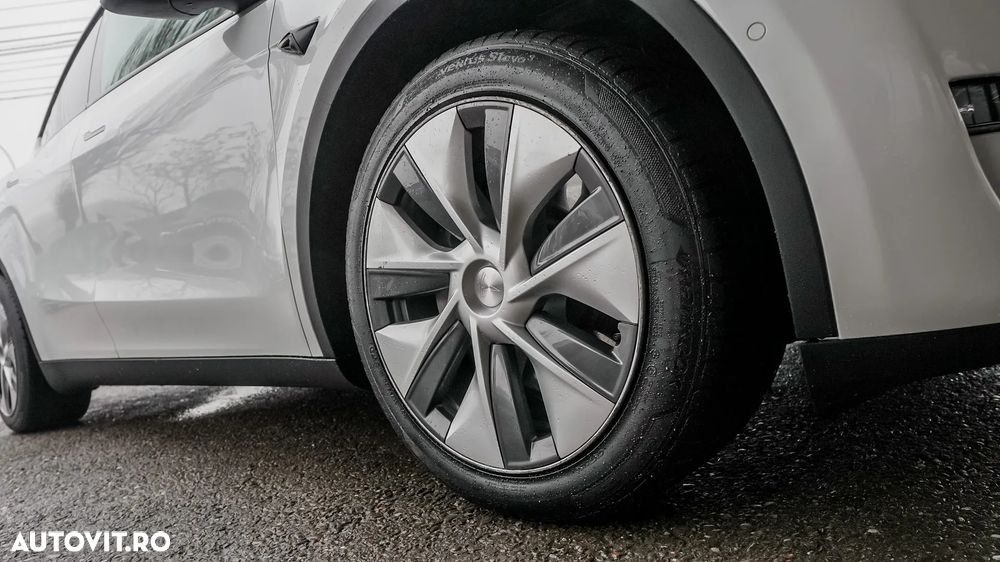 Tesla Model Y Long Range Dual Motor AWD - 32