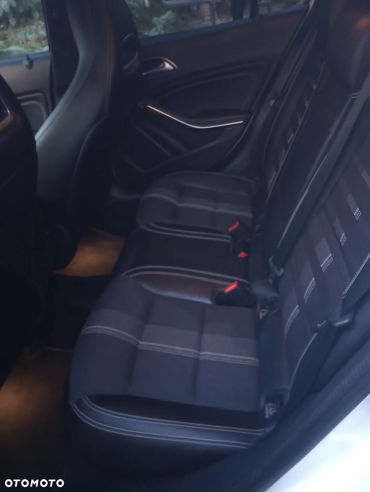Mercedes-Benz GLA 200 7G-DCT - 13