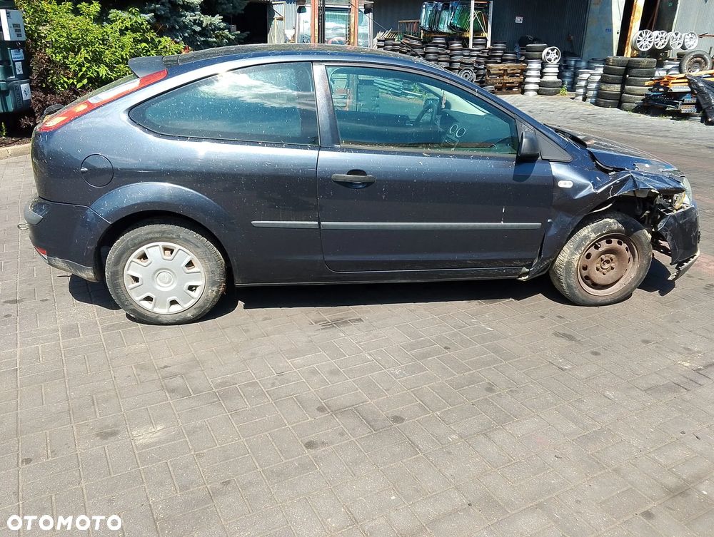 Ford Focus mk2 (04-07r.) 1.6B 100KM. Silnik C16HDEZ Skrzynia CIB5 lakier C6 / 6DYE – Sea Grey.Cały na części. GWARANCJA !!!  Przód Tył Zestaw Komplet Drzwi Klapa Zderzak Błotnik Maska Grill Atrapa Szyba Pas Lampa Lusterko Boczki Fotel Kanapa Kokpit Deska Rozdzielcza Przełącznik Włącznik Sterownik Przewody Wiązka Instalacja Moduł Komputer Czujnik Listwa Pompa Alternator Wtryski Głowica Rozrusznik Kompresor Sprzęgło Dwumas Silnik Skrzynia ABS Klimatyzacji Paliwa Wspomagania Kolektor Turbina Przepustnica Zawór Chłodnica Koło Hak Belka Sanki Zawieszenie Mcpherson Półoś Amortyzator Wydech Tłumik Zacisk Most - 3