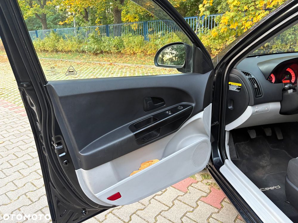Kia Ceed - 27