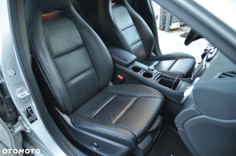 Mercedes-Benz GLA 250 4Matic 7G-DCT UrbanStyle Edition - 10