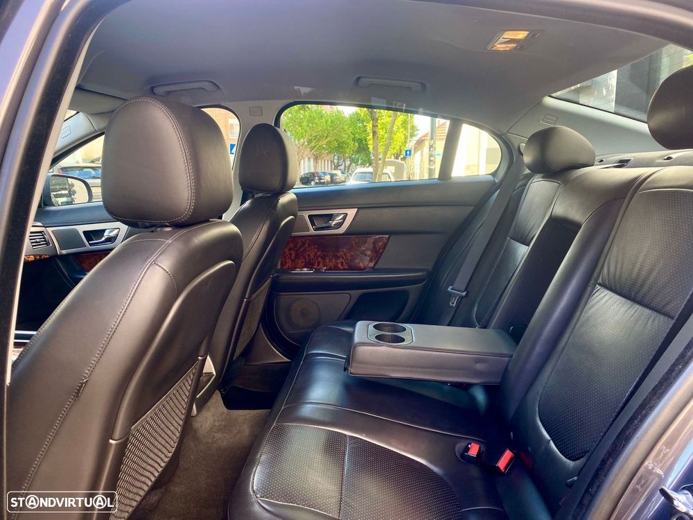Jaguar XF 2.7 D V6 Premium Luxury - 27