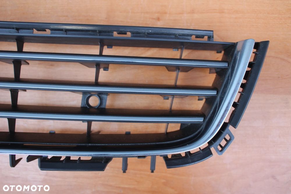 DOLNA KRATKA ŚRODKOWA ZDERZAKA OPEL ASTRA H PO LIFT BARDZO ŁADNA - 2