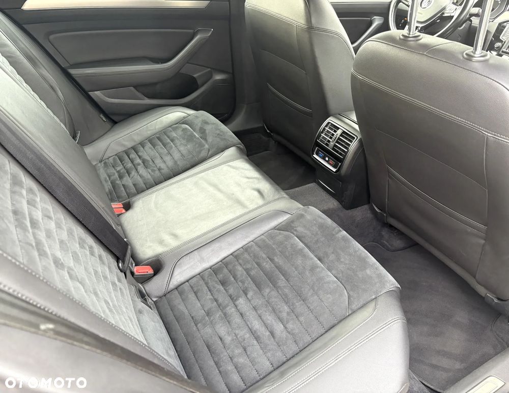 Volkswagen Passat 2.0 TDI SCR Highline - 32