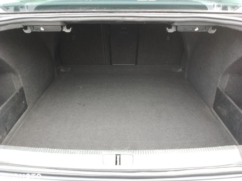 Volkswagen Passat 1.6 TDI DPF BlueMot Highline - 14