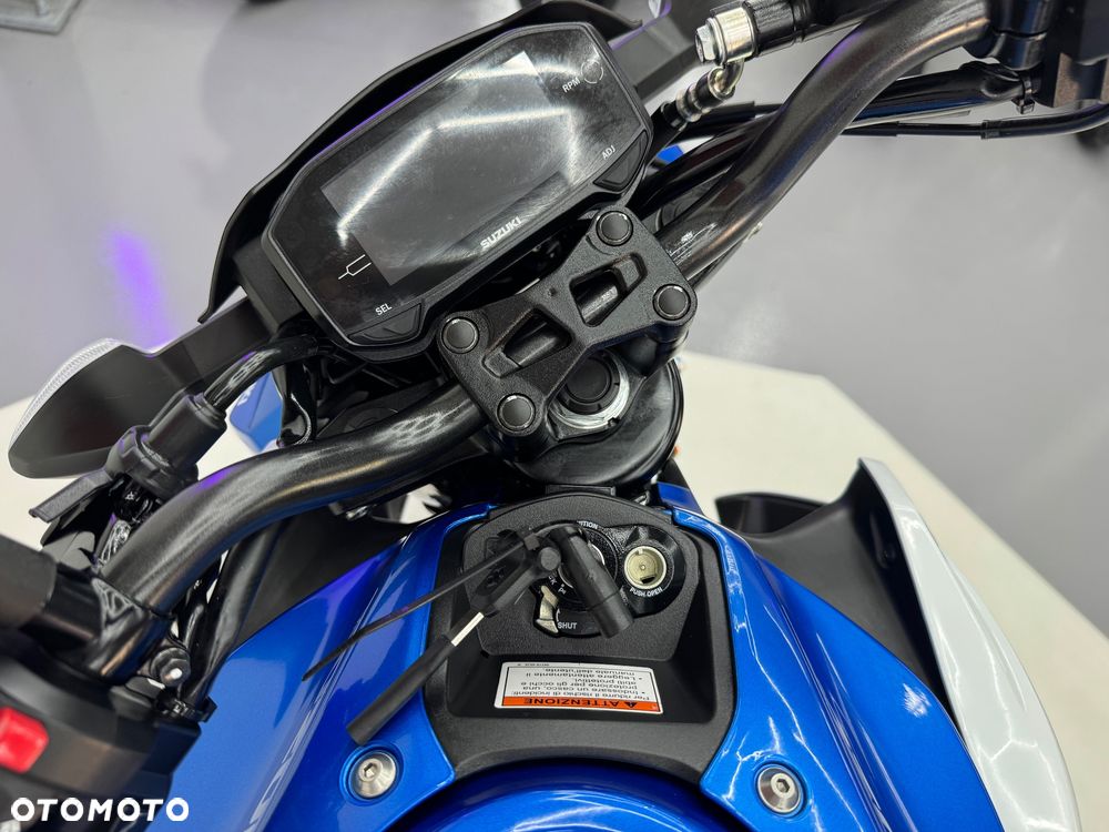 Suzuki GSX - 26