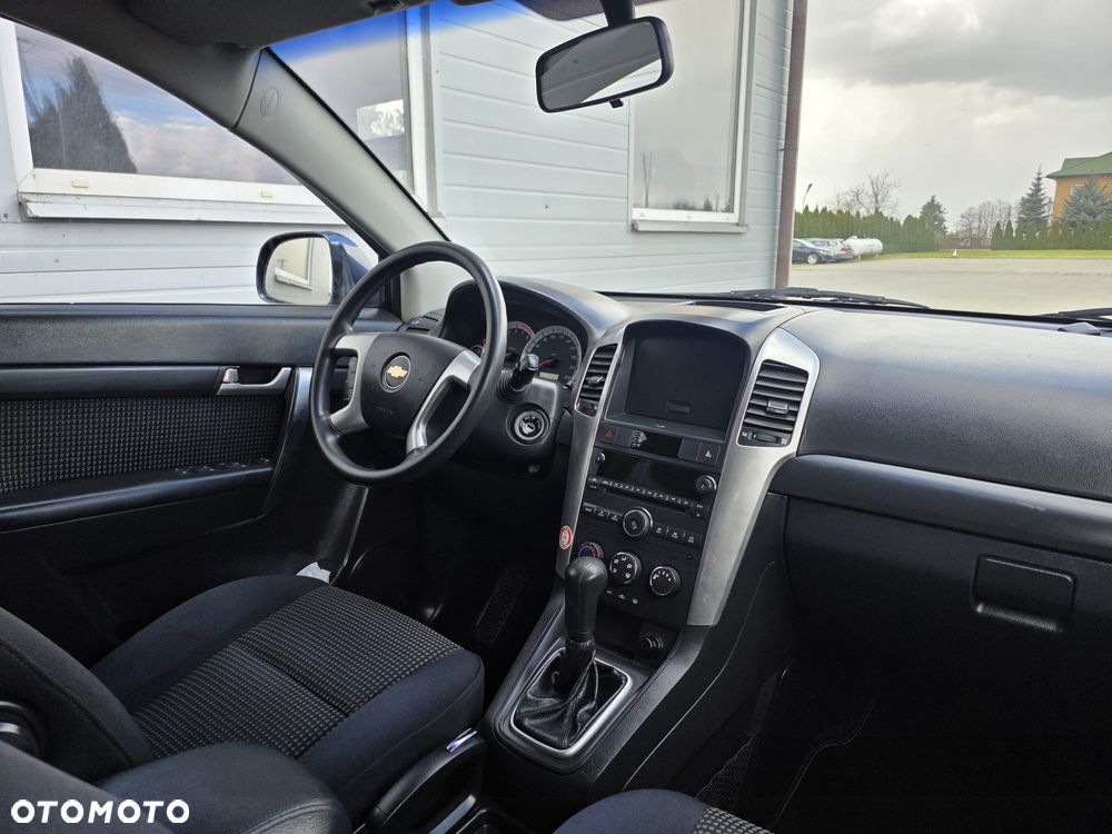 Chevrolet Captiva 2.4 LS 5os - 23