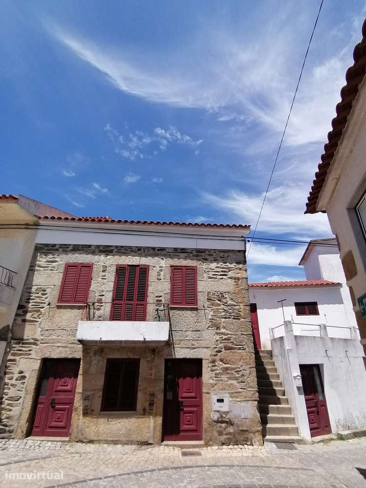 Moradia T2 de pedra com terraço e varanda