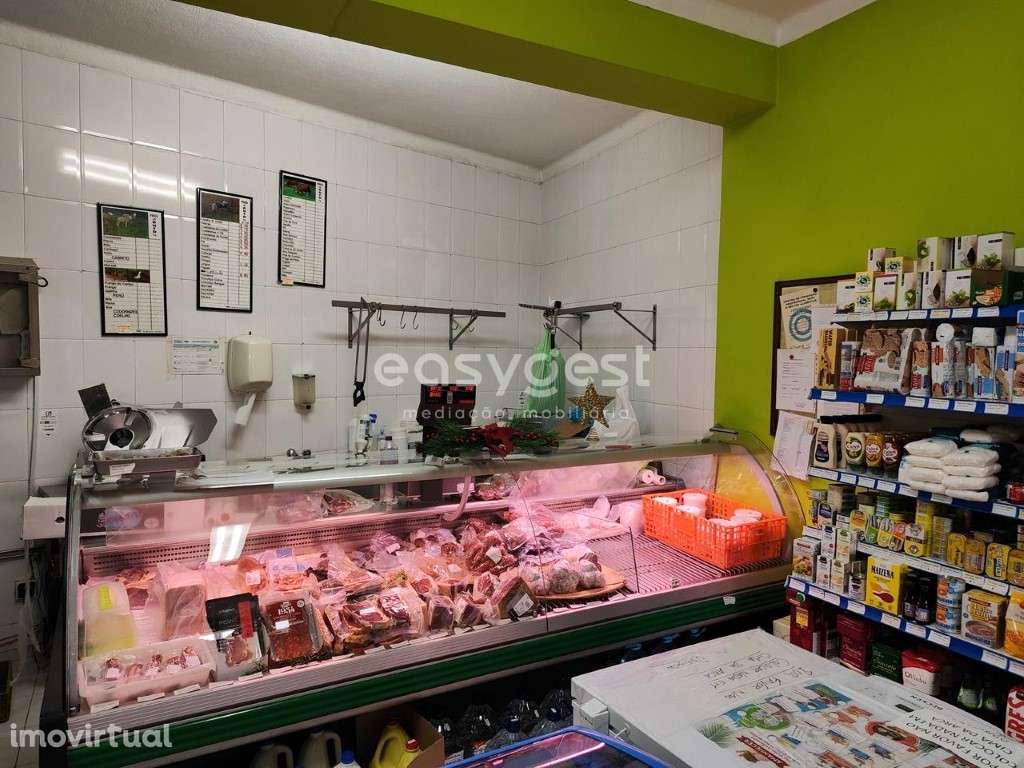 Loja para comércio ou serviços no rés do chão do prédio em Alcains - Grande imagem: 3/21