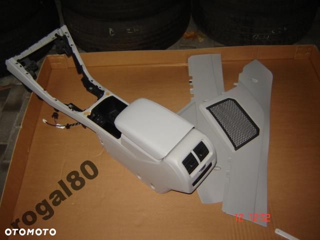 VW TOURAN MODEL 2015 PODŁOKIETNIK ORYGINAŁ NOWY - 1