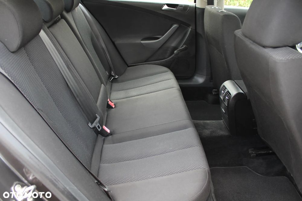 Volkswagen Passat 1.6 Comfortline - 12