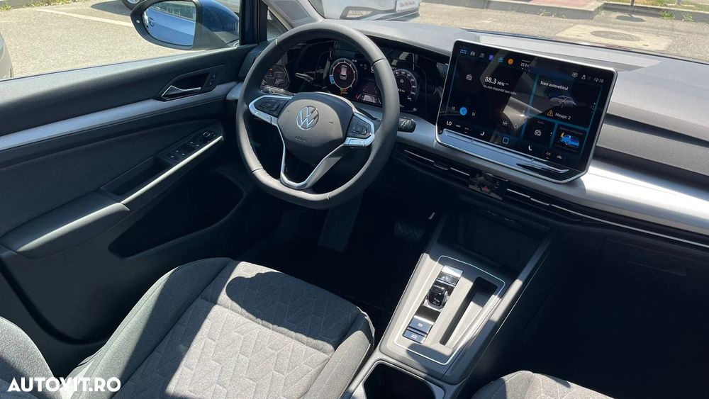 VOLKSWAGEN Golf 2025 — imagine 8
