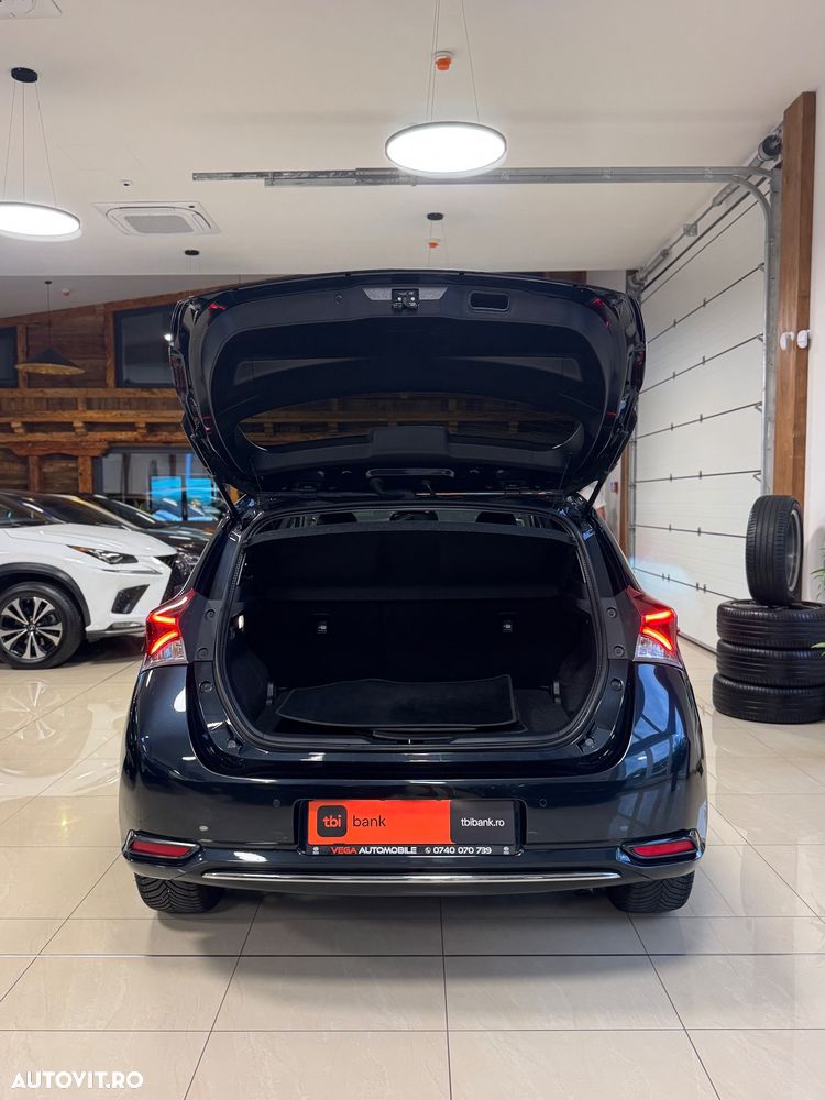 Toyota Auris 1.8 L VVT-i HSD Sol + - 35