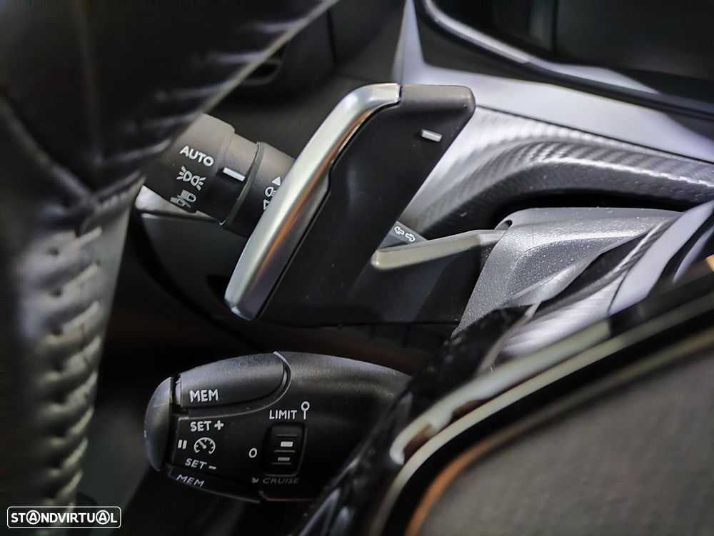 Peugeot 208 1.2 Hybrid Allure e-DCS6 - 9