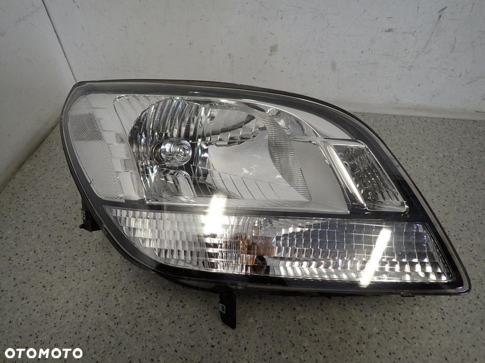 CHEVROLET ORLANDO 10- LAMPA PRZEDNIA PRAWA REFLEKTOR PRAWY - 1