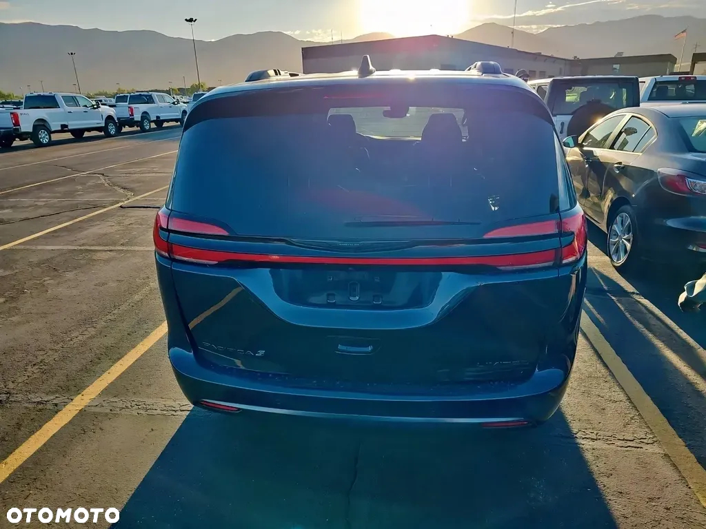 Chrysler Pacifica - 5
