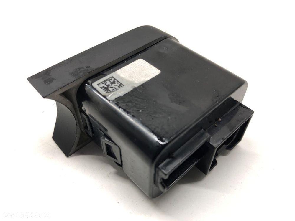 GNIAZDO PORT USB AUX - 120.00 PLN - KIA CEE'D Sportswagon (JD) 2012 - 2018 1.6 CRDi 136 100 kW [136 - 2