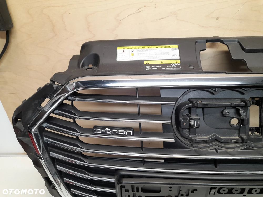 AUDI A3 E-TRON LIFT GRILL ATRAPA  RADAR 8V4853651AA - 2