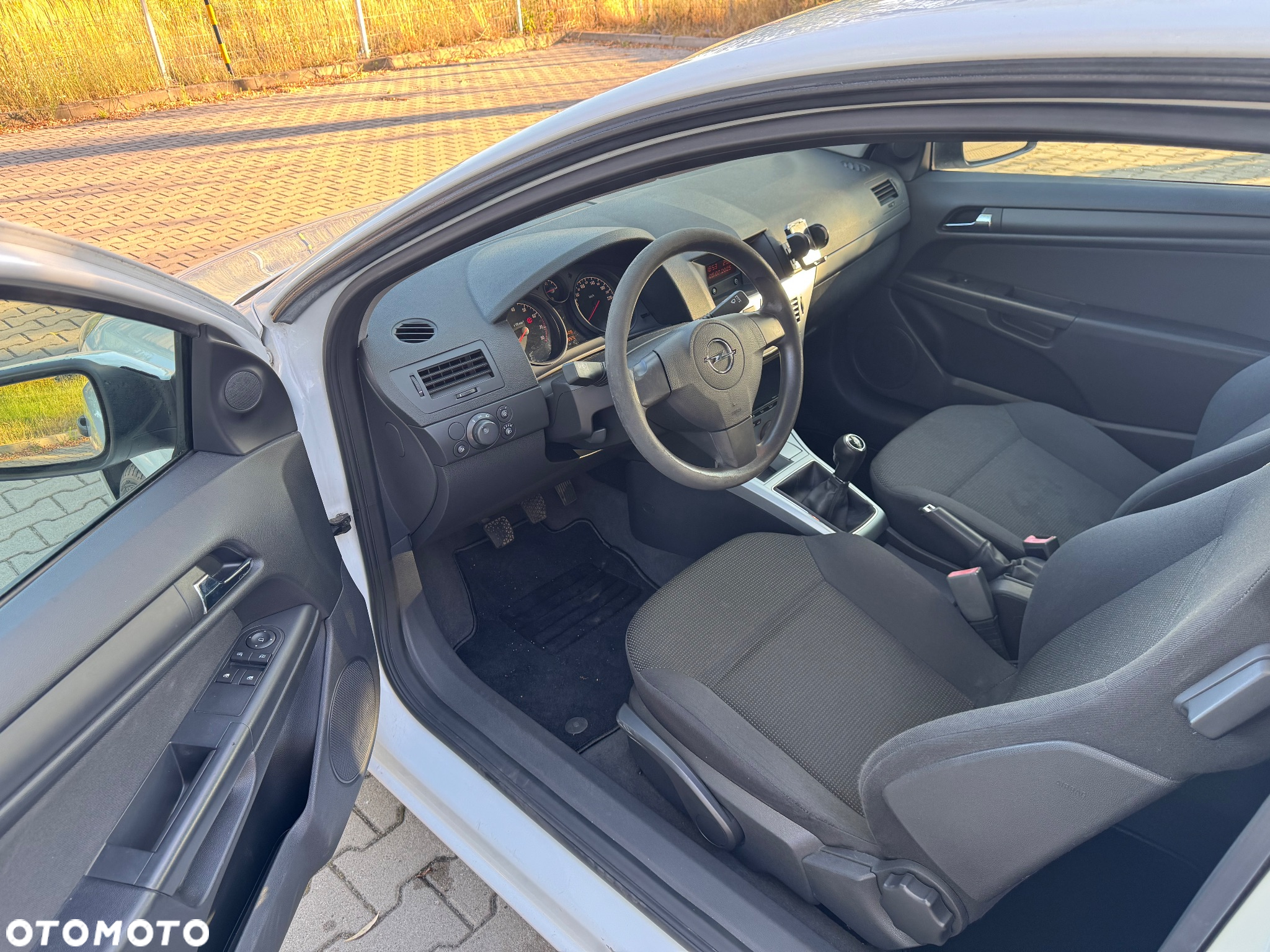 Opel Astra GTC 1.6 Black&White - 10
