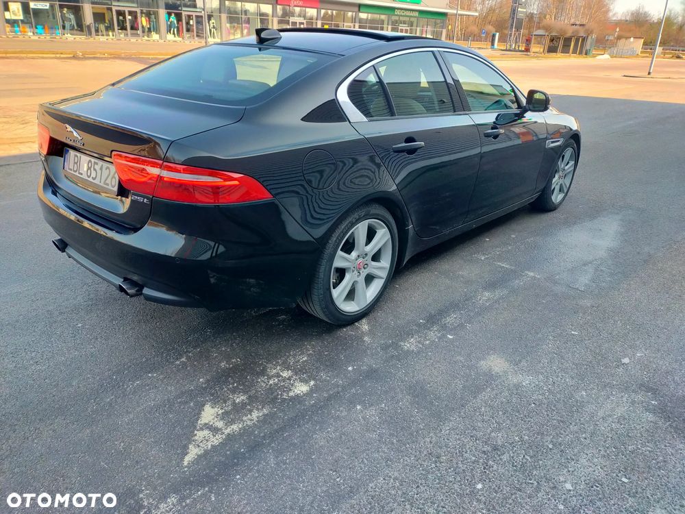 Jaguar XE 2.0 T Prestige - 4