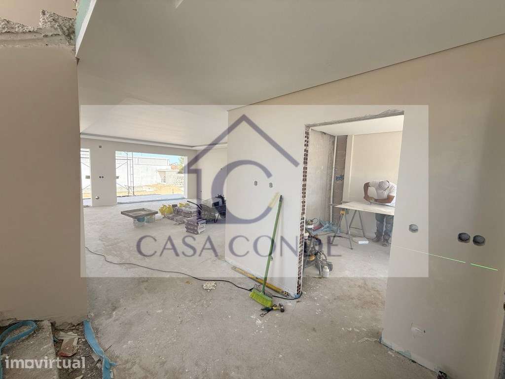 Moradia T4 Isolada Duplex em Azeitão com Piscina e Excelentes Acaba... - Grande imagem: 4/36