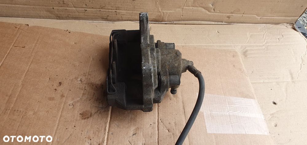 Zacisk hamulcowy prawy przód VW Passat B6 - 5