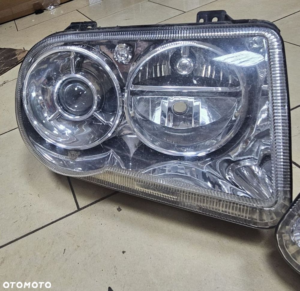 Lampa przednia  / Lampy przednie / przód prawa lewa / Chrysler 300 C - 4