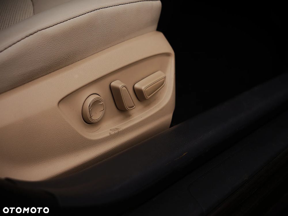 Toyota Camry 2.5 Hybrid Comfort CVT - 30