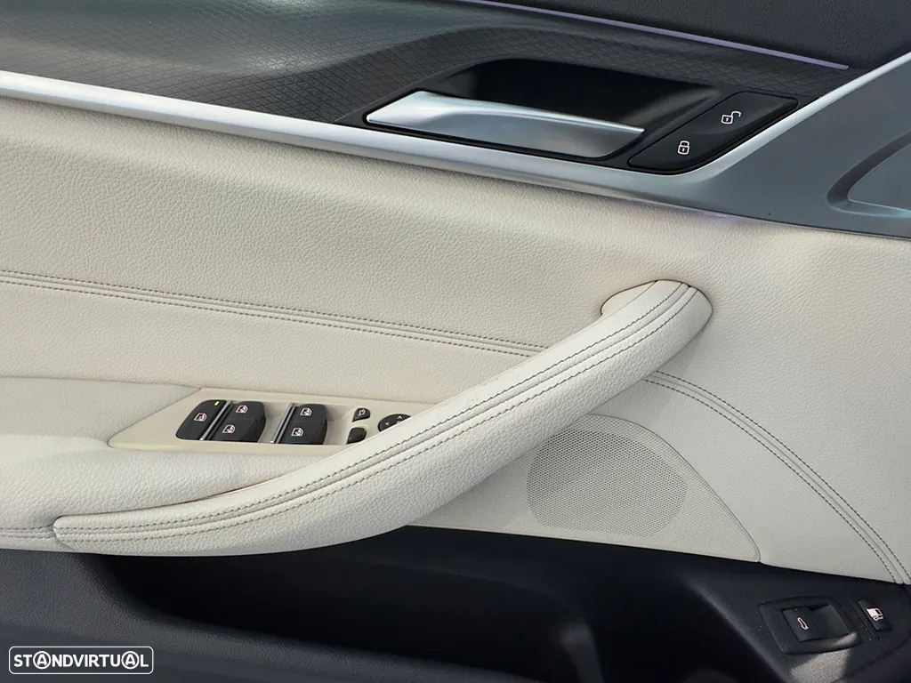 BMW 530 e Pack Desportivo M - 13