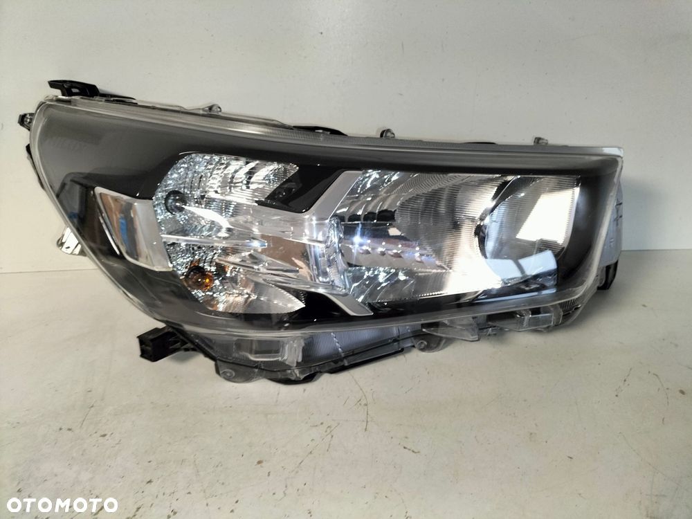 lampa przednia reflektor prawa toyota hilux viii lift 20- - 1