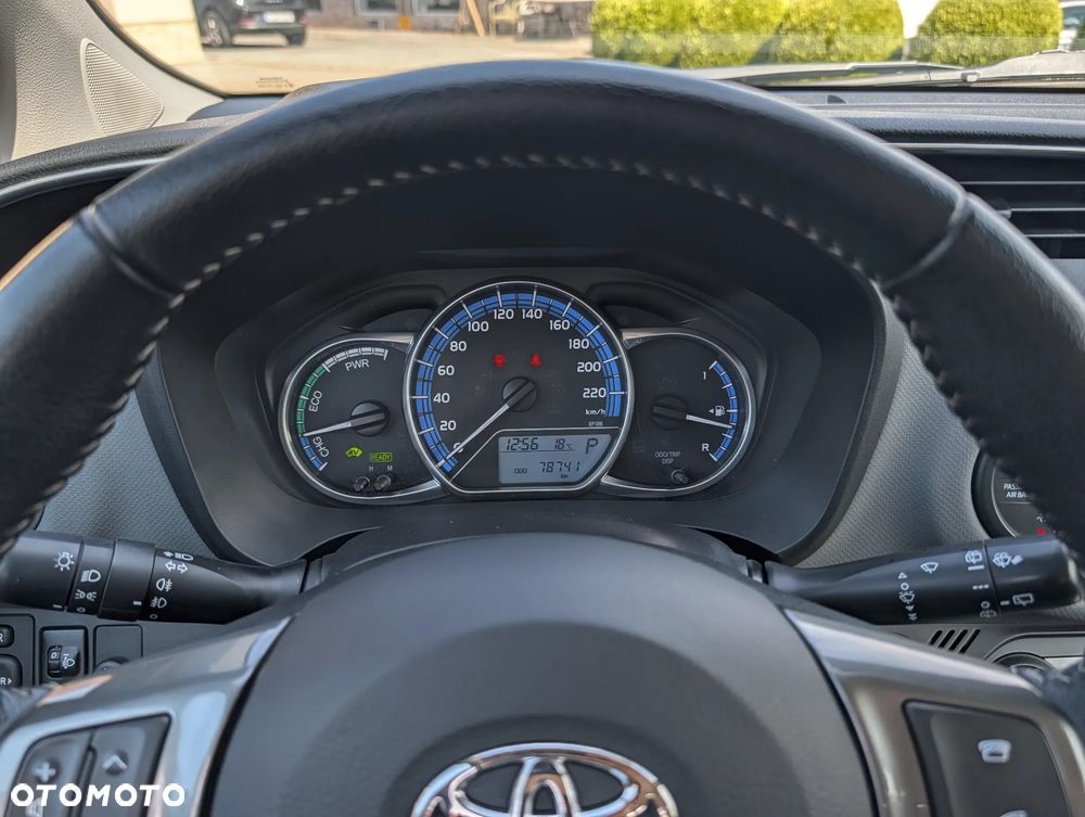 Toyota Yaris Hybrid 100 Premium - 17