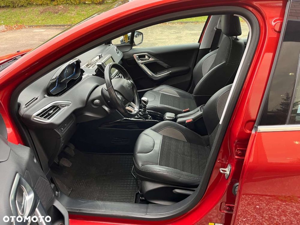 Peugeot 2008 1.2 Pure Tech Allure S&S - 24