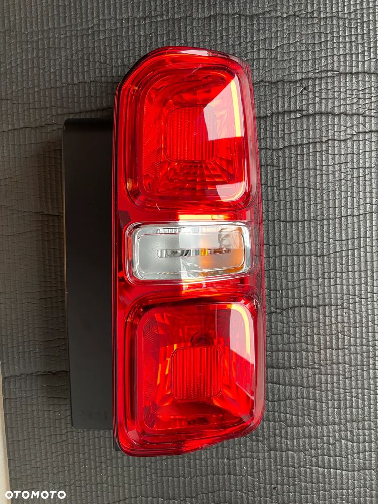 LAMPA TYLNA PRAWA 9808243082 VIVARO EXPERT PROACE JUMPY