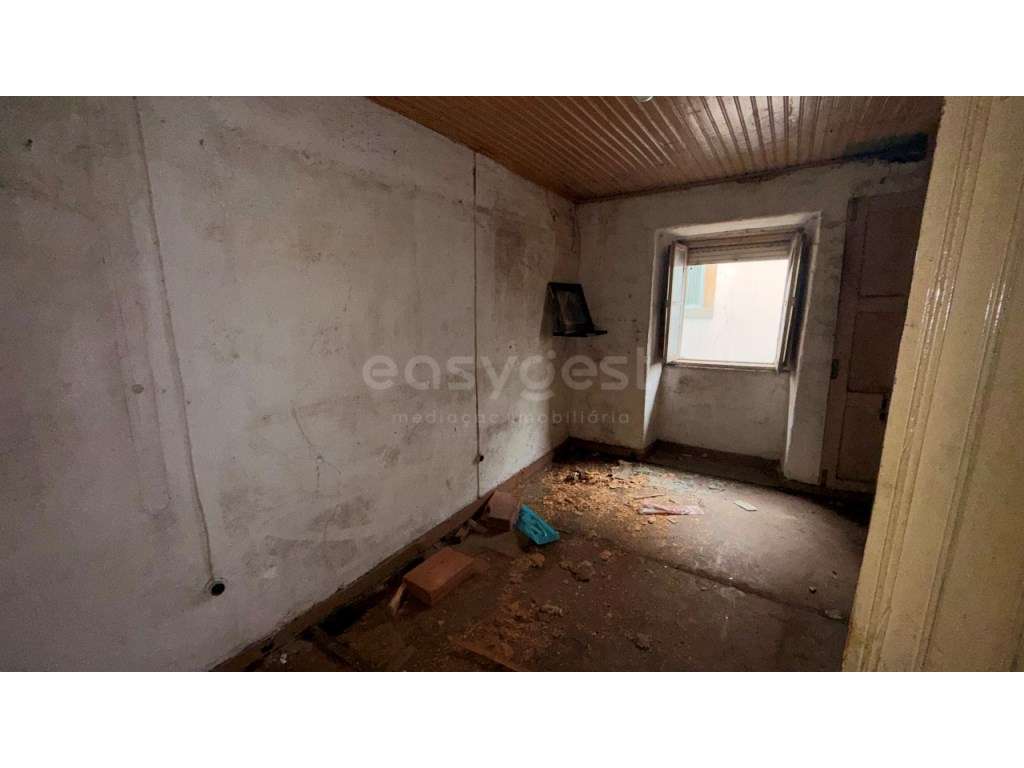 Moradia de 3 pisos para reconstrução | Centro de Alcains - Grande imagem: 5/6