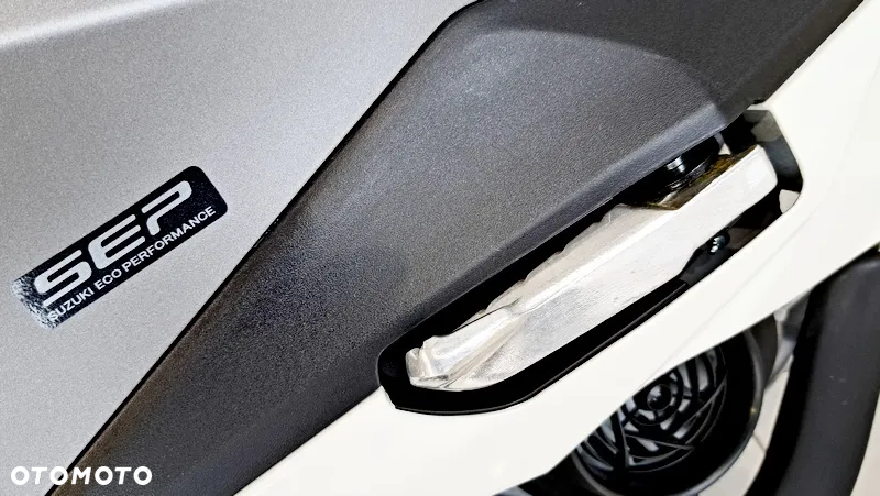 Suzuki Avenis - 17