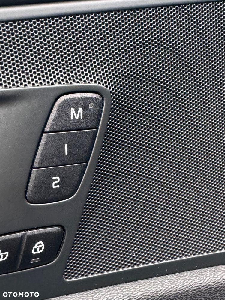 Volvo XC 60 D5 SCR AWD R-Design - 11